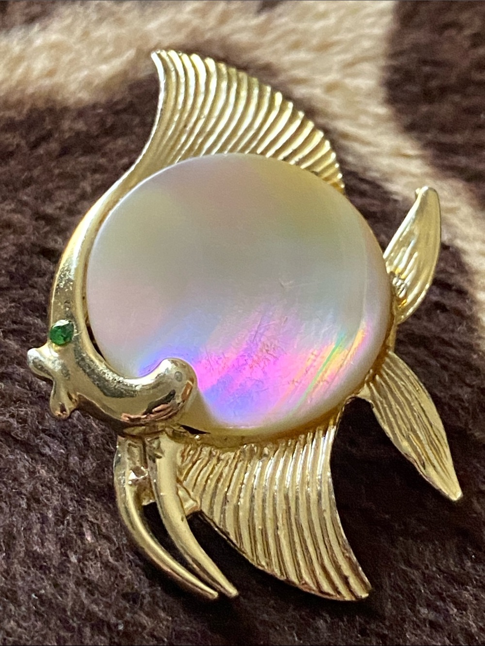 Adorable Vintage 60’s Gold Tone and Mother of Pearl Fish Pin - Picture 4 of 5